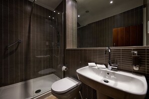 Deluxe Room | Bathroom | Bathrobes, towels - The Pilsley Inn (Bakewell)