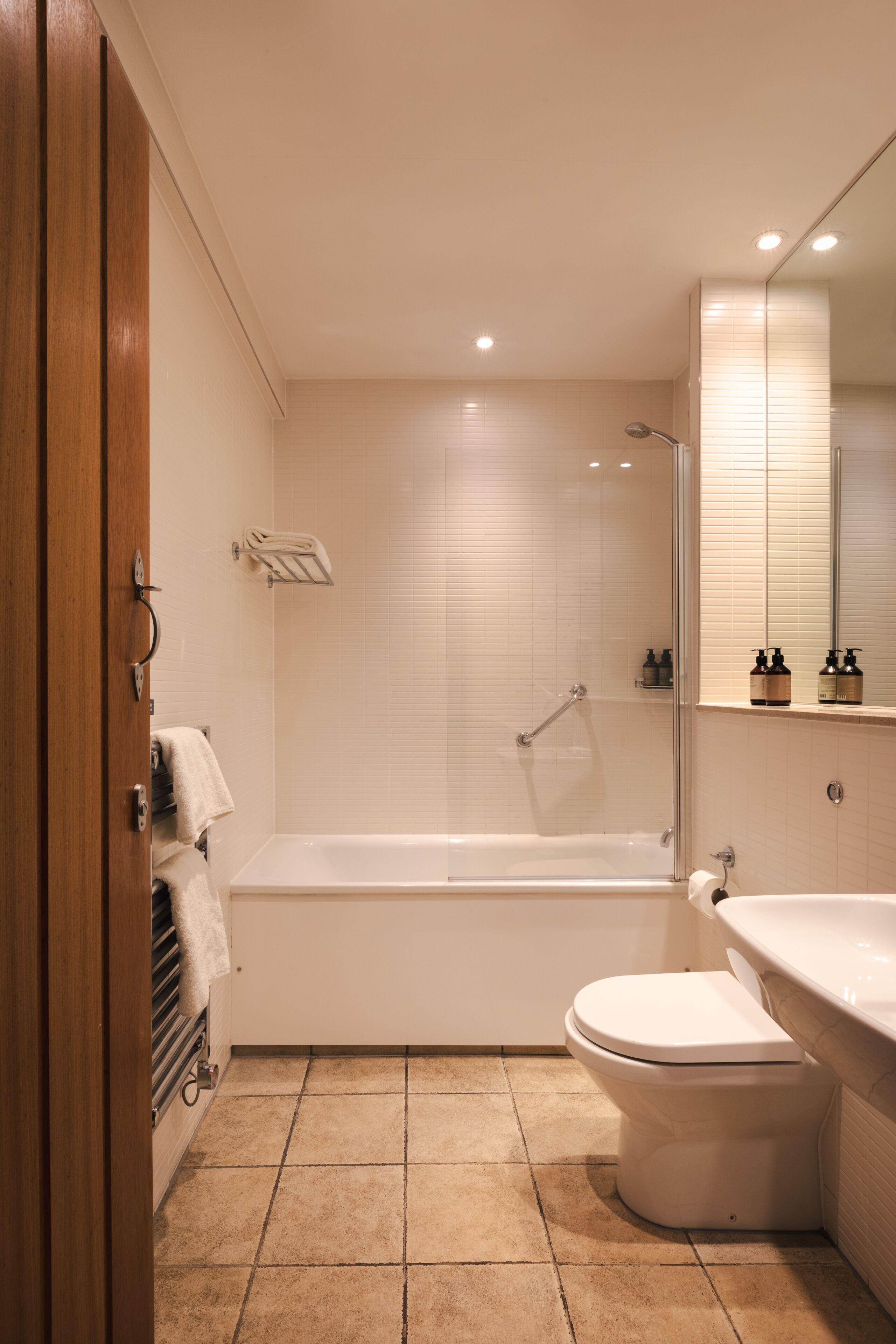 Un baño con bañera, inodoro y zona de ducha.
