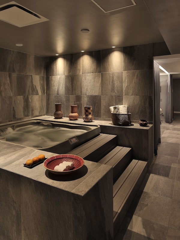Salas de tratamiento para parejas, un sauna, una bañera de hidromasaje