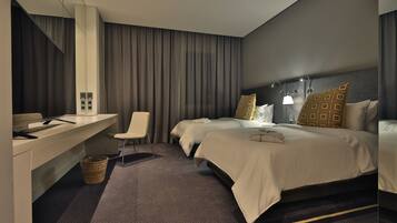 Standaard kamer, 2 eenpersoonsbedden | Luxe beddengoed, een minibar, een kluis op de kamer, een bureau