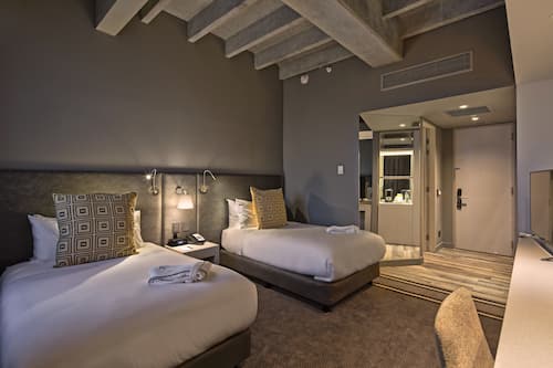 Habitación estándar, 2 camas individuales | Ropa de cama de alta calidad, minibar, caja fuerte y escritorio