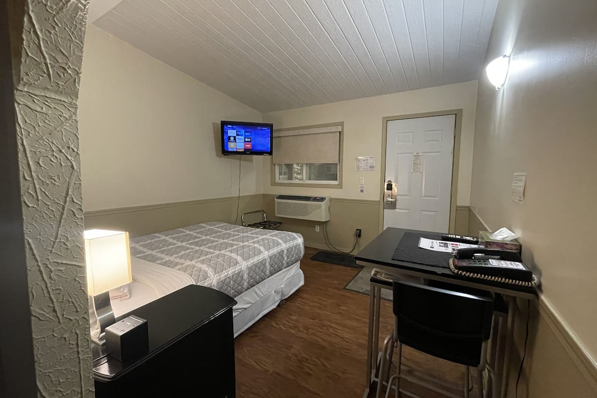 Standard Room, 1 Double Bed, Non Smoking | 1 bedroom, premium bedding, down comforters, individually furnished