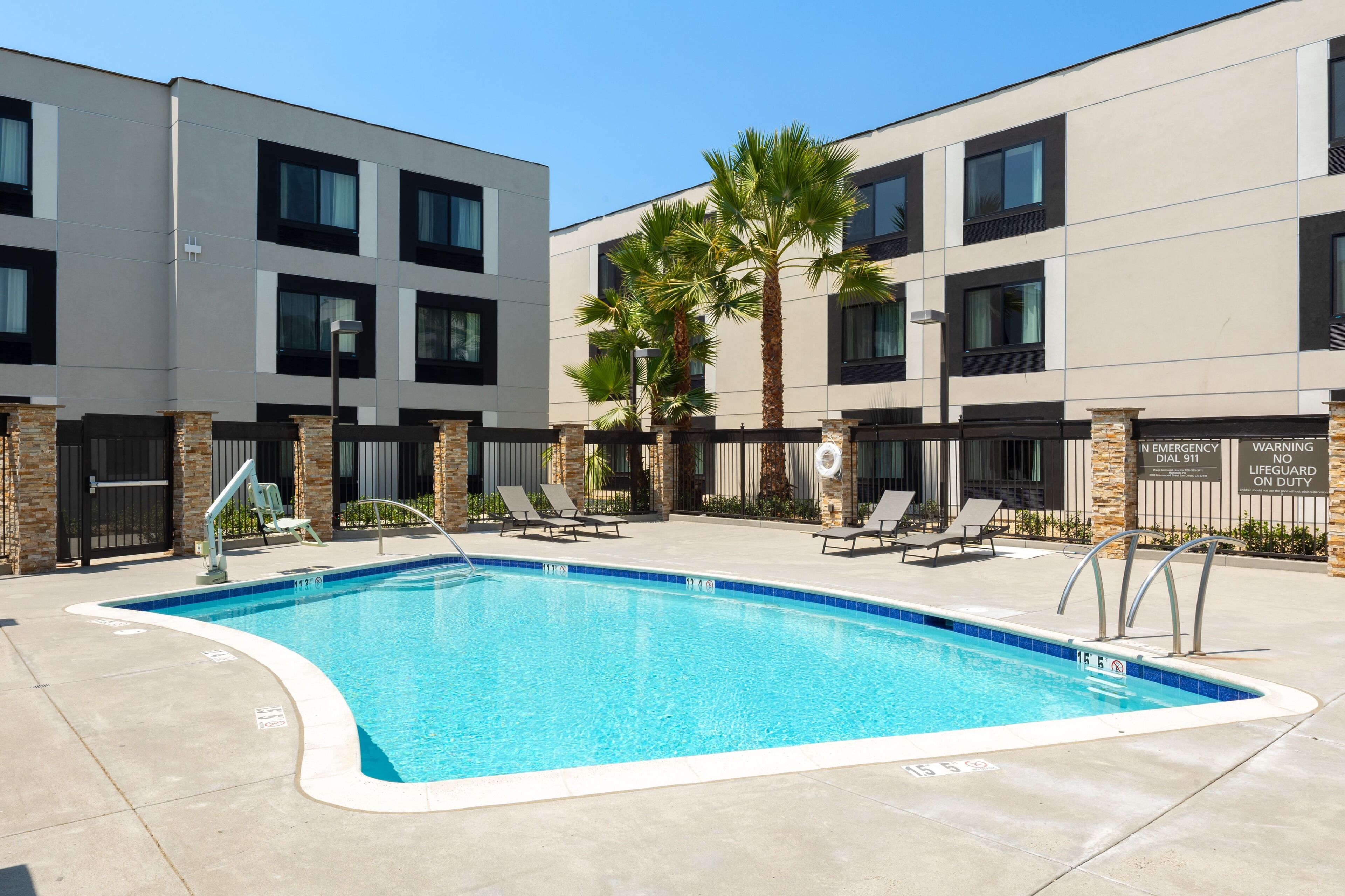 ห้องสตูดิโอสวีท, เตียงคิงไซส์ 1 เตียง, วิวสระว่ายน้ำ | เครื่องนอนระดับพรีเมียม, เตียง Tempur-Pedic, โต๊ะทำงาน