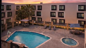 Studio Suite, 1 Tempat Tidur King, pemandangan kolam renang | Pemandangan dari kamar