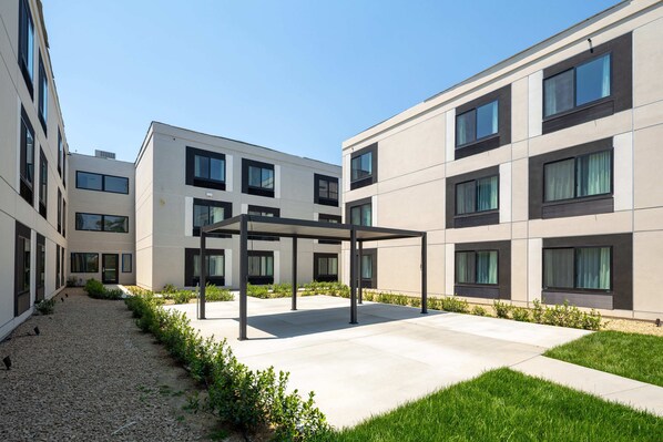 Estudio, 1 cama King size, vista al patio (Studio Suite) | Vista al patio