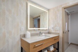 Articles de toilette (gratuits), séchoir à cheveux, serviettes fournies