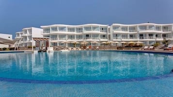 Piscine extérieure, parasols de plage, chaises longues