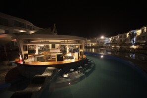 Outdoor pool, pool umbrellas, sun loungers - VPX Hotel (Asia)