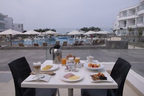 Frokost med lokale retter er inkludert hver dag
