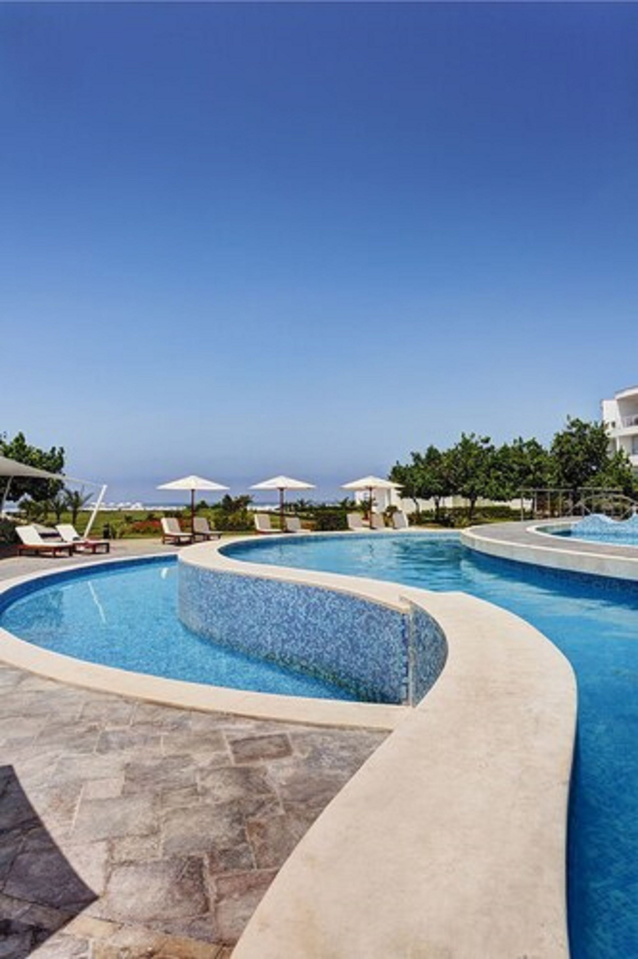Outdoor pool, pool umbrellas, sun loungers