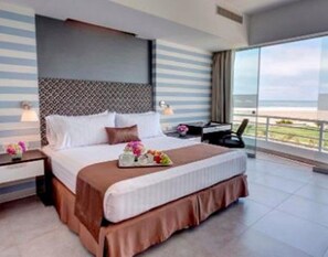 Suite, 1 kingsize-seng med sovesofa | Minibar, safe på rommet, lydisolert og strykejern/-brett