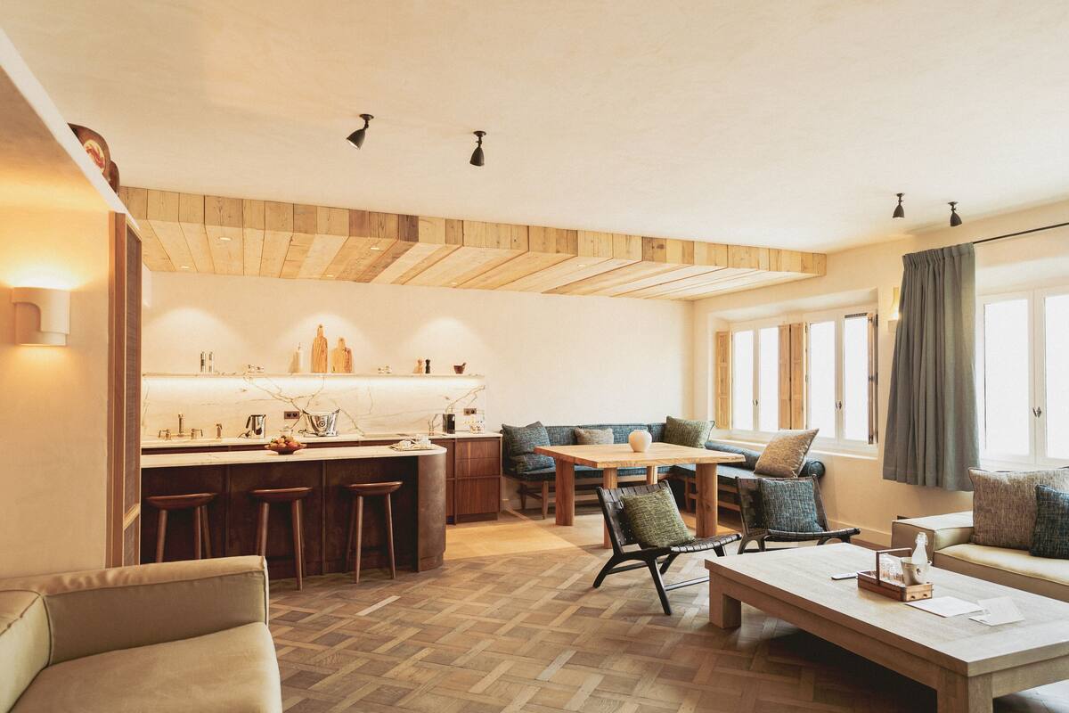 appartement danièle thompson | living area | 42-inch flat-screen tv with satellite channels, tv, fireplace