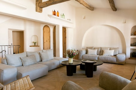 Appartement Pablo Picasso | Living area | 42-inch flat-screen TV with satellite channels, TV, fireplace. Hôtel La Ponche
