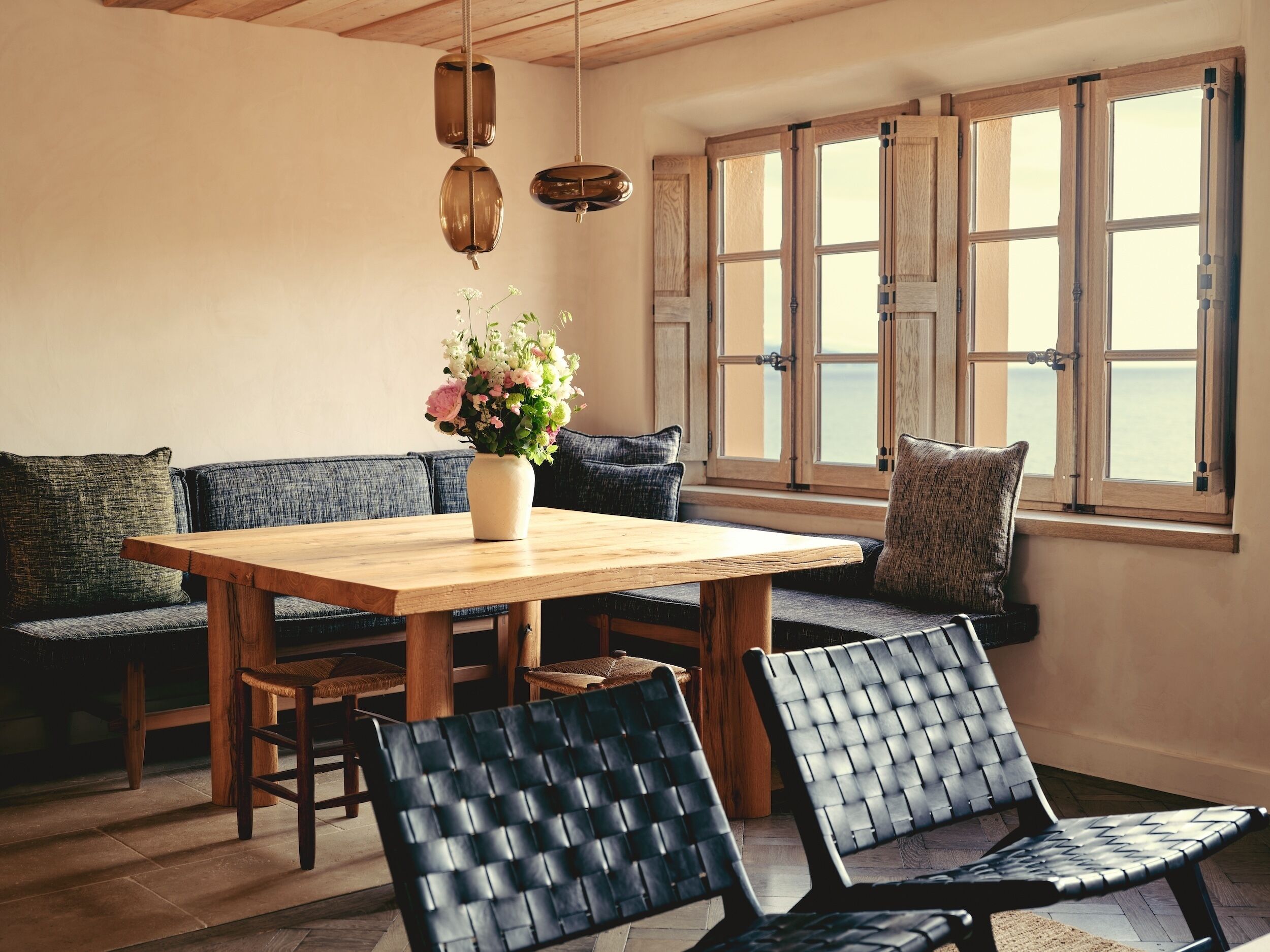 appartement danièle thompson | living area | 42-inch flat-screen tv with satellite channels, tv, fireplace