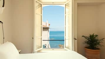 Deluxe room with Sea view | Premium bedding, minibar, in-room safe, individually furnished