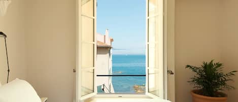 Deluxe room with Sea view | 1 bedroom, premium bedding, minibar, in-room safe