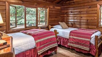 CampFire 2 Bedroom Cabin | Yksilöllisesti sisustettu, yksilöllisesti kalustettu, vuodevaatteet