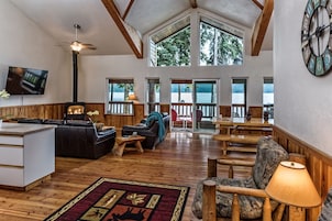 Kokanee 3 Bedroom Lodge C & D  | Zona de estar | Una televisión