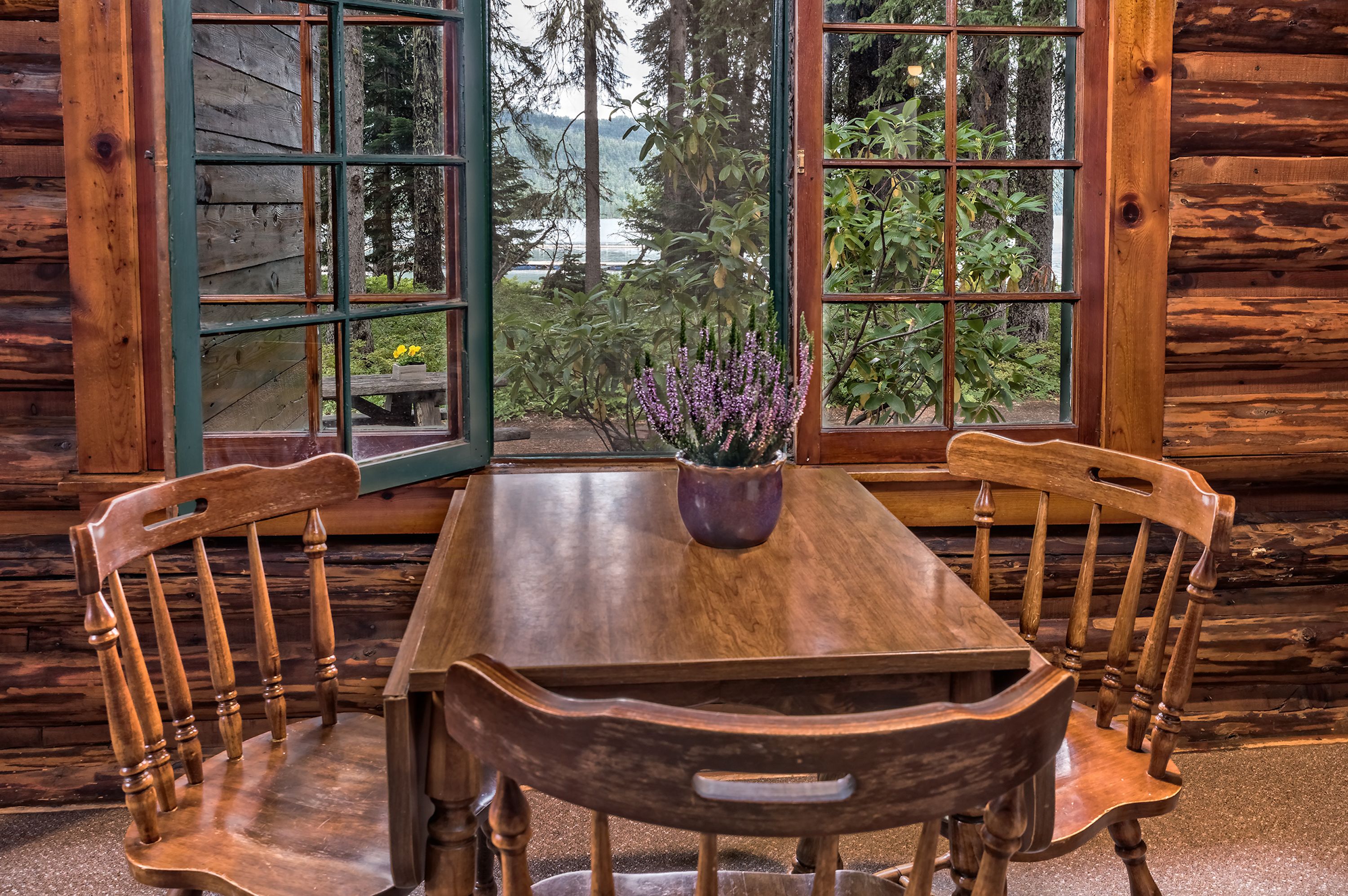 odell lake historic cabin-queen log bed | in-room dining