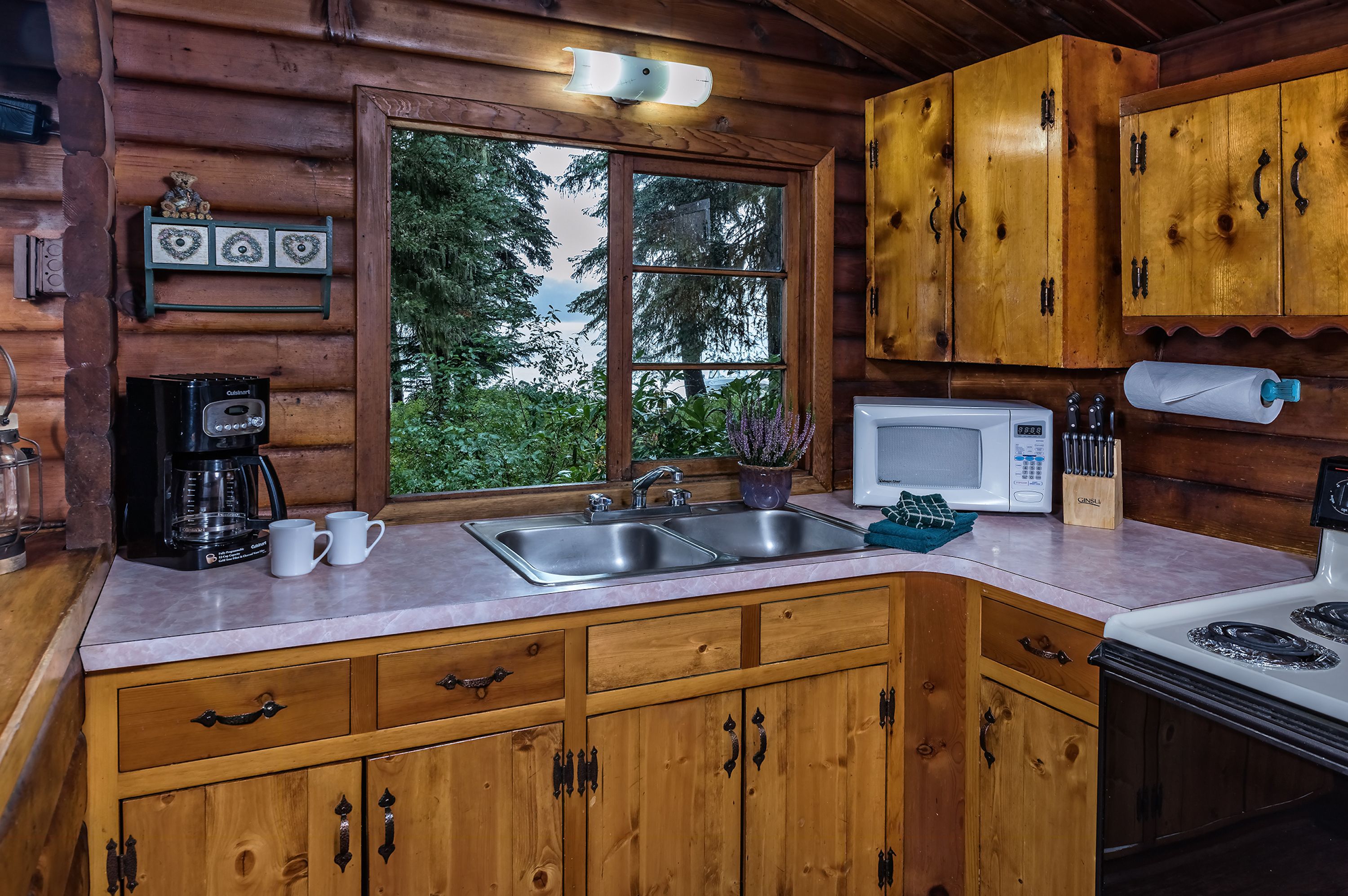 deschutes 2 bedroom cabin | private kitchen | fridge, microwave, oven, stovetop