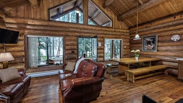 Willamette 2 Bedroom Rustic Log Cabin | Zona de estar | Una televisión
