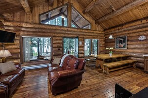  Willamette 2 Bedroom Rustic Log Cabin | Zona de estar | Una televisión