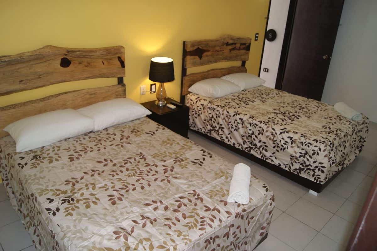 Chambre Double Supérieure, 2 lits doubles, salle de bains privée, dans la tour | Lits bébé (en supplément)