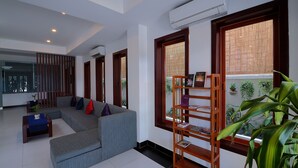 Lobby sitting area - New Midtown Hotel (Phnom Penh)