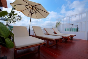 Outdoor pool - New Midtown Hotel (Phnom Penh)