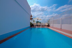 Outdoor pool - New Midtown Hotel (Phnom Penh)