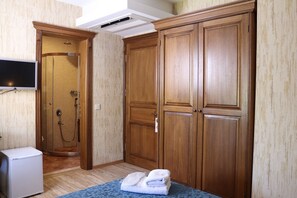 Double Room | Bathroom | Shower, free toiletries, hair dryer, slippers - Doruk Hotel (Ayvalik)