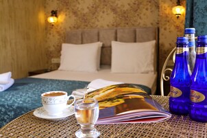Tek Büyük Yataklı Oda | Kaliteli yatak takımı, minibar, masa, ses yalıtımı 