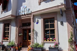 Un bâtiment sur lequel on peut lire l’inscription « DORUK café et hôtel ».