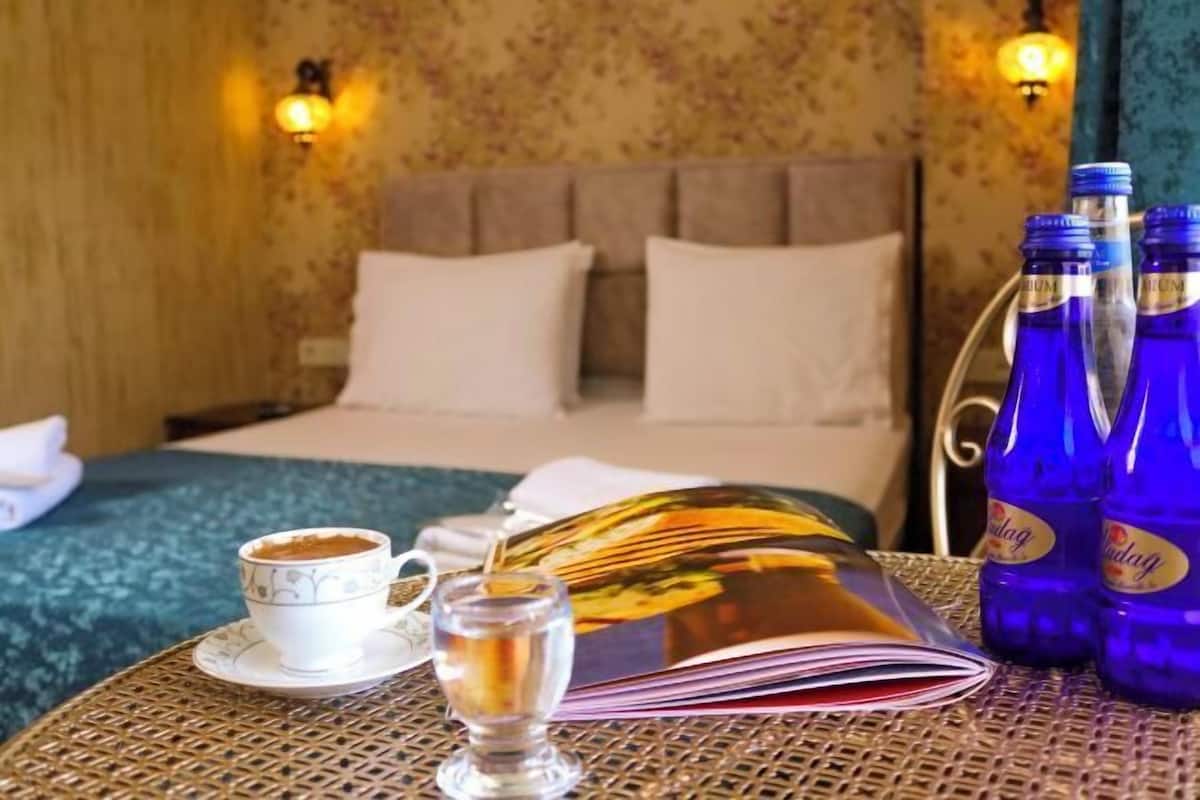 Luxe beddengoed, een minibar, een bureau, geluiddichte muren