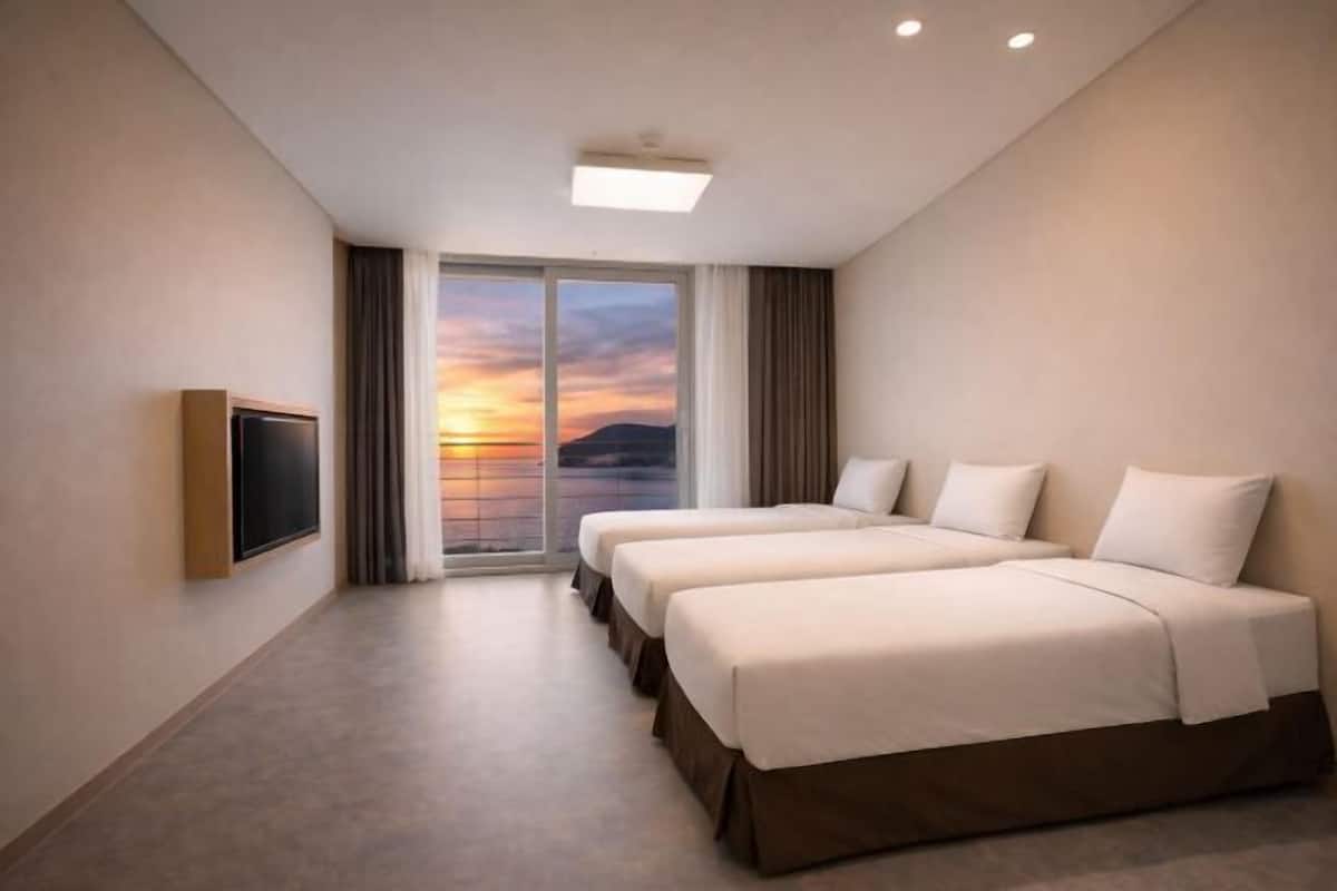 Ylelliset vuodevaatteet, työpöytä, äänieristys, silitysrauta/-lauta