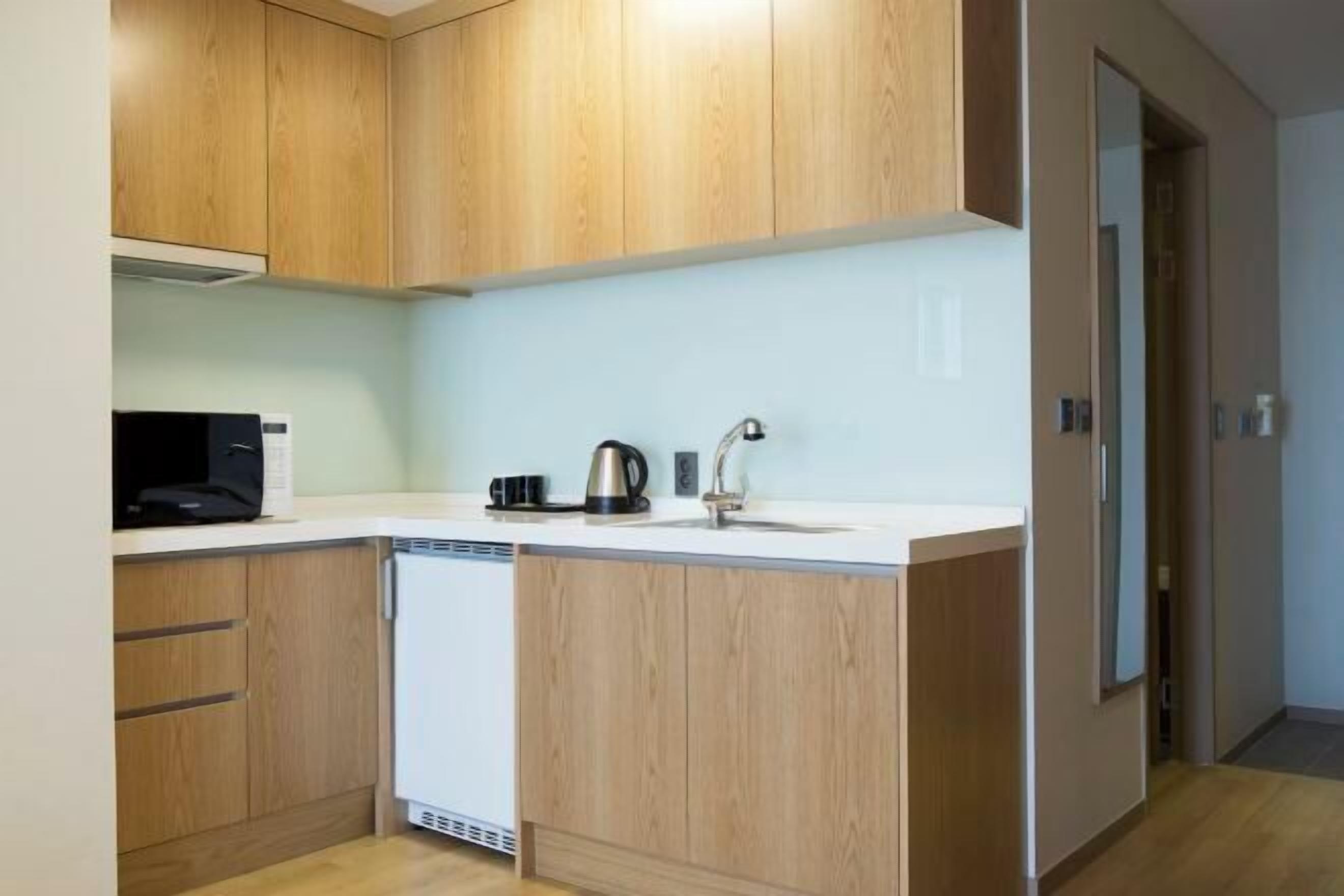 Private kitchen | Fridge, electric kettle