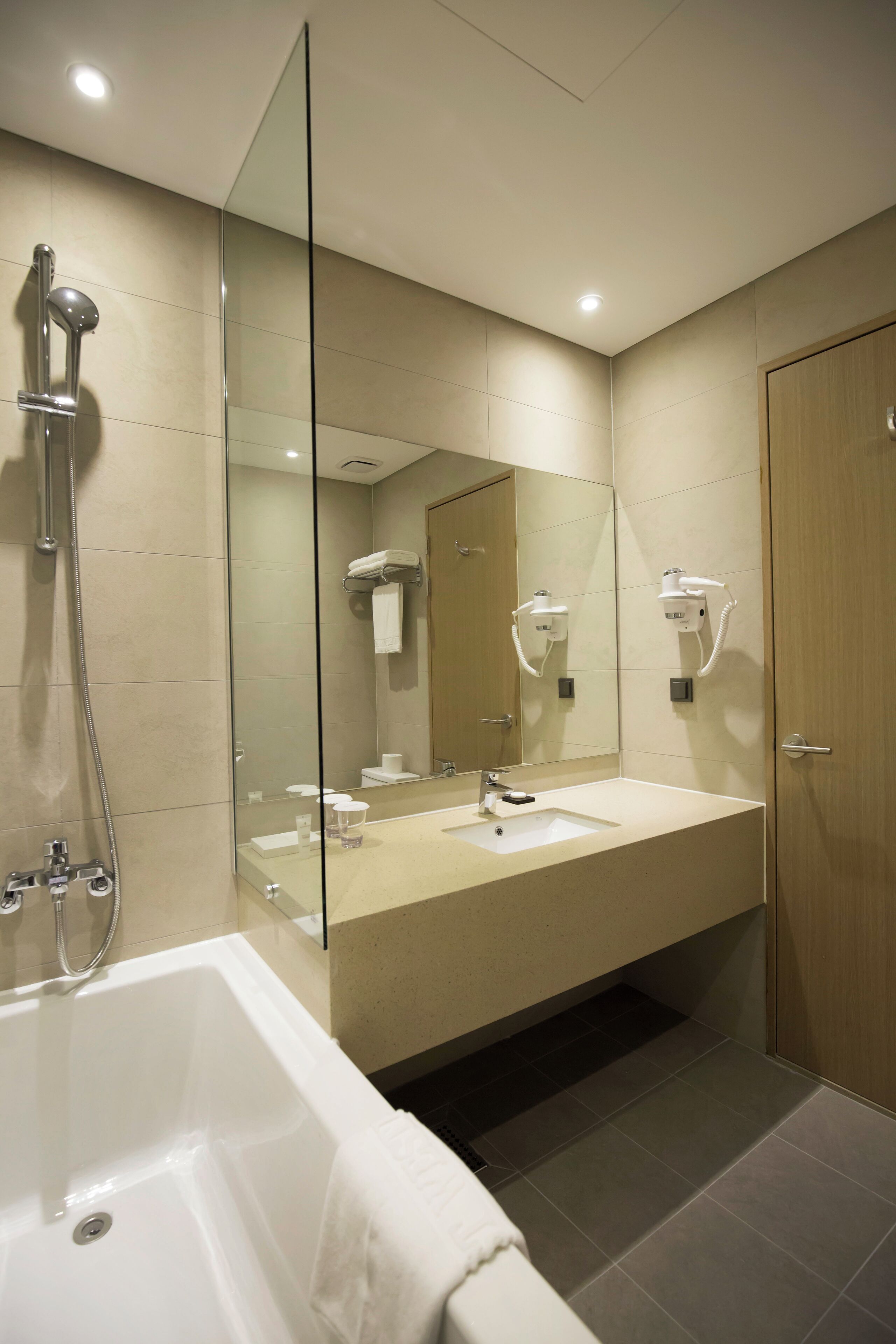 standard room, 1 queen bed, city view | bathroom | shower, hair dryer, slippers, towels