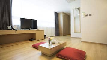 Camera Tradizionale, letti multipli, vista città (2 Japanese futons) | Biancheria da letto di alta qualità, una scrivania, insonorizzazione