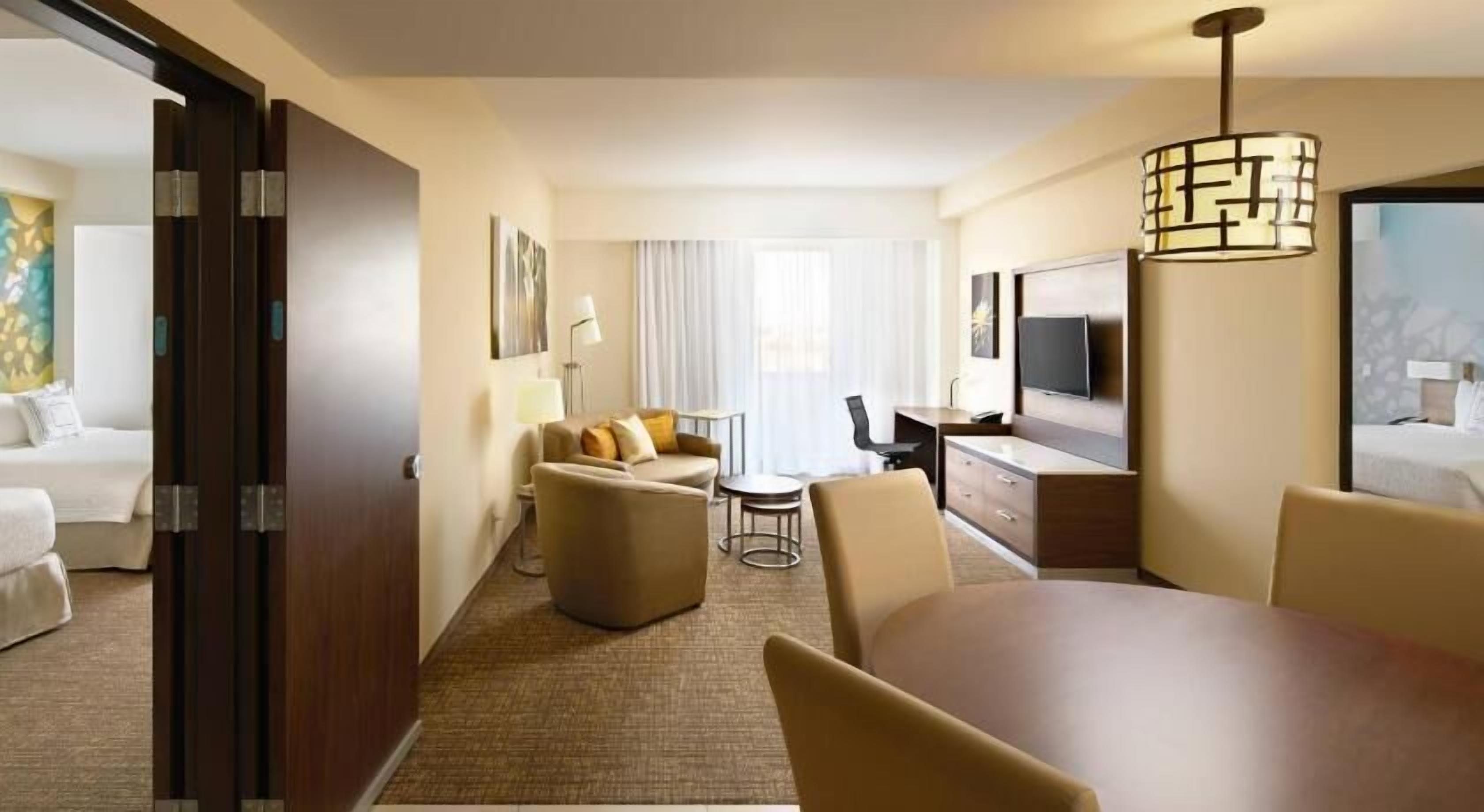 Hypo-allergenic bedding, in-room safe, desk, blackout drapes