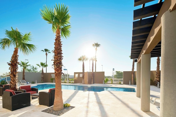 Outdoor pool - Courtyard by Marriott Hermosillo (Hermosillo)