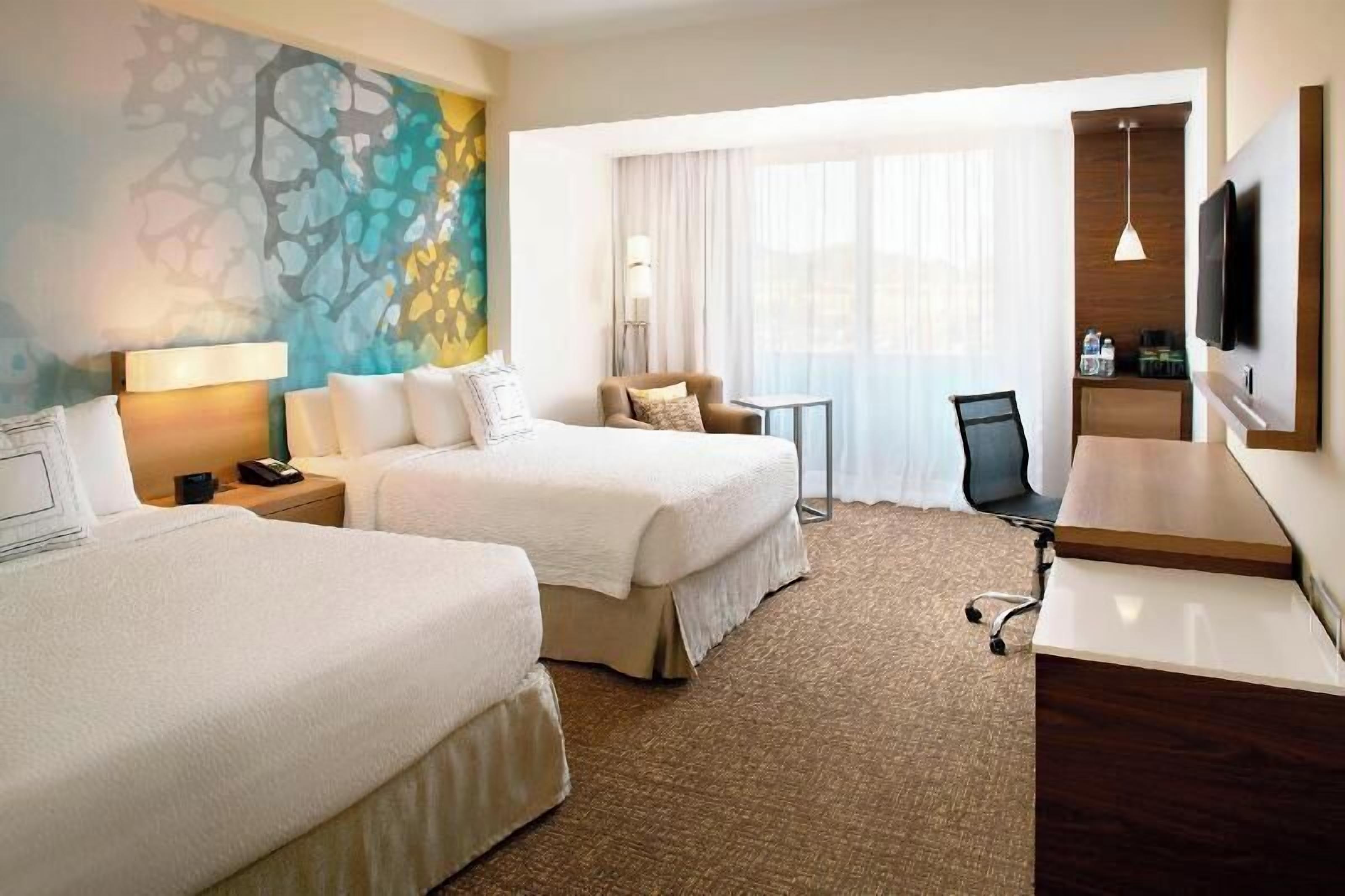 Hypo-allergenic bedding, in-room safe, desk, blackout drapes