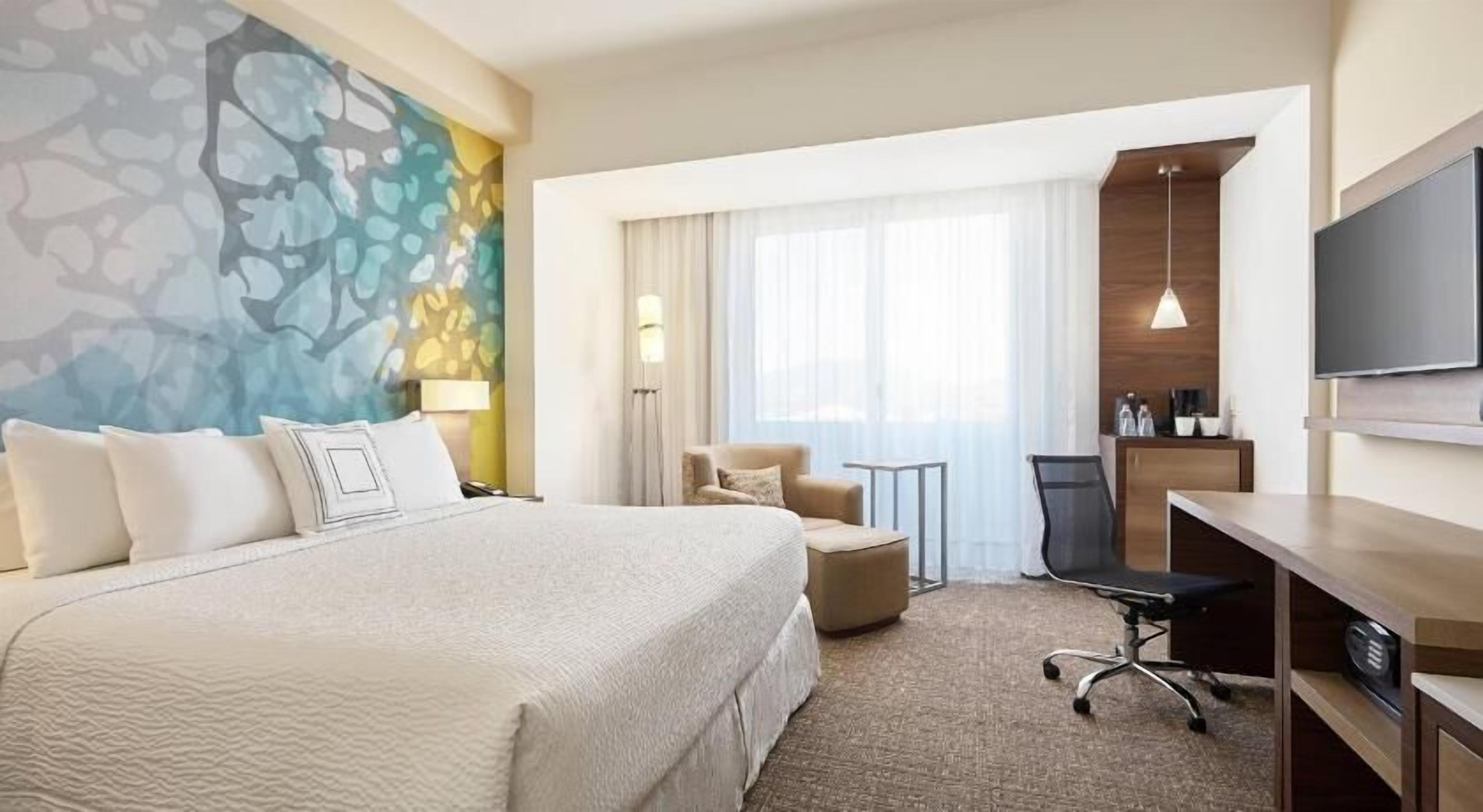 Hypo-allergenic bedding, in-room safe, desk, blackout drapes