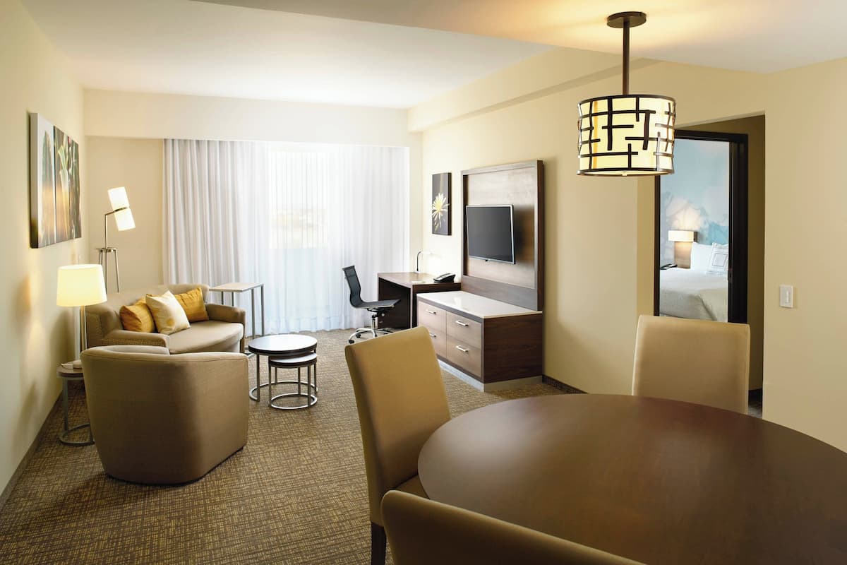 Suite, 1 cama King size y sofá cama, para no fumadores | Área de sala de estar | Televisión LED