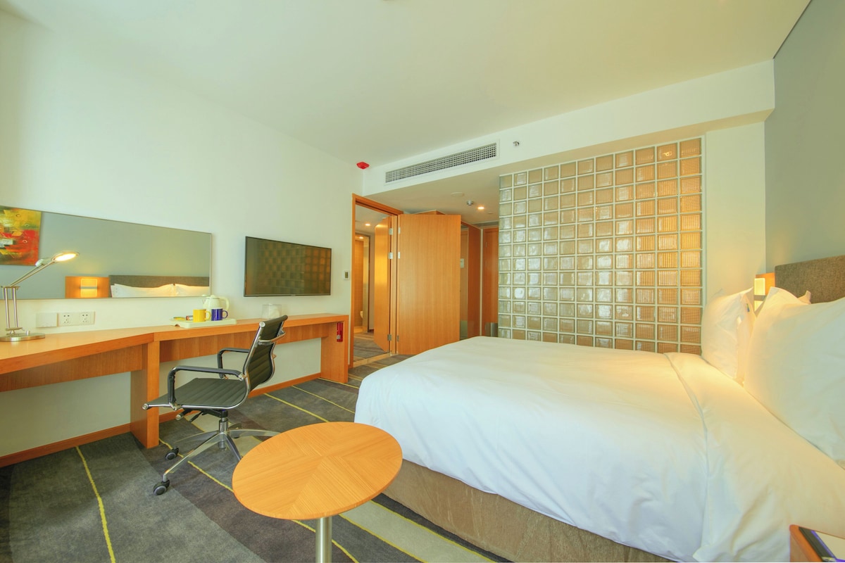غرفة عادية - سرير كبير (Extra Floor Space) | خزنة داخل الغرفة ومكتب وواي فاي مجانًا وملاءات أسرّة