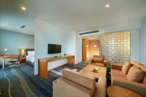 جناح - سرير ملكي (Additional Living Area) | خزنة داخل الغرفة ومكتب وواي فاي مجانًا وملاءات أسرّة