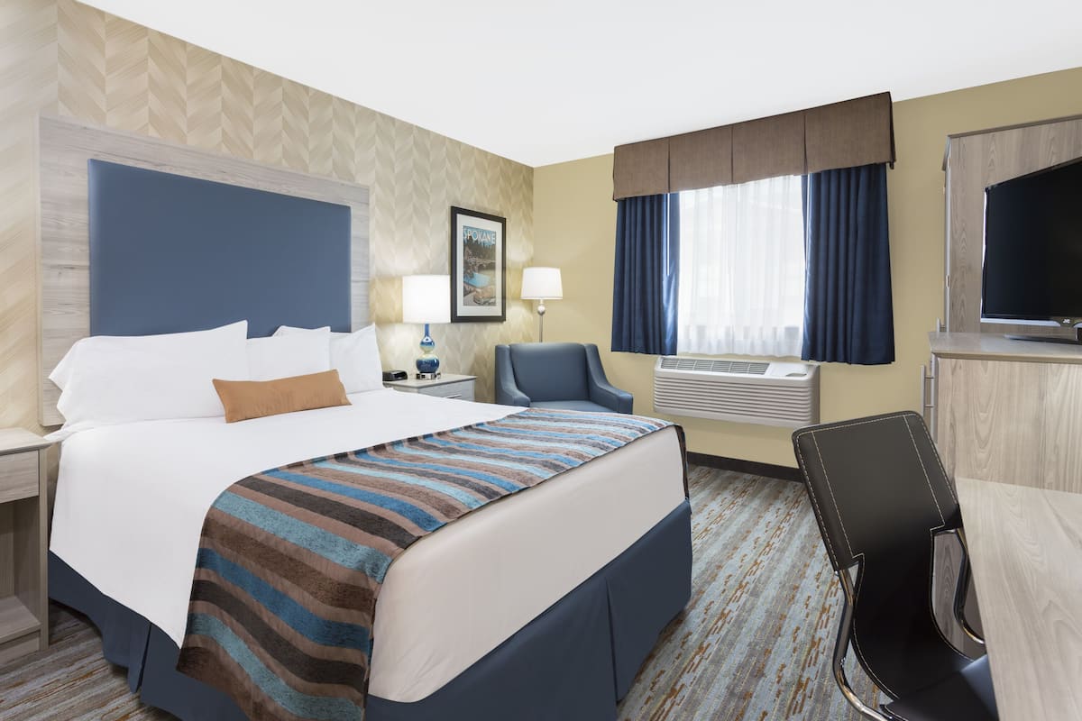Room, 1 Queen Bed | Desk, laptop workspace, iron/ironing board, free WiFi