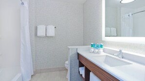Duschwanne, kostenlose Toilettenartikel, Haartrockner, Handtücher