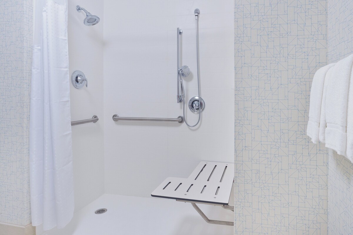 Deluxe kamer, 1 kingsize bed, toegankelijk voor mindervaliden, niet-roken (Roll-In Shower) | Hypoallergeen beddengoed, een bureau, verduisterende gordijnen