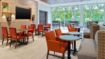 Desayuno completo gratuito y diario