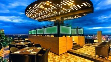 Lunch and dinner served, international cuisine